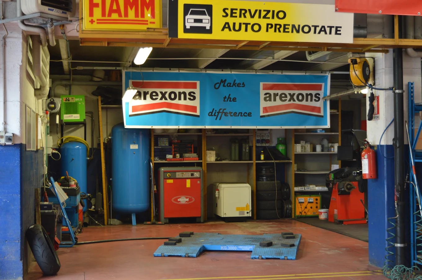Zona gommista dell'officina, con attrezzatura per cambio ed equilibratura gomme