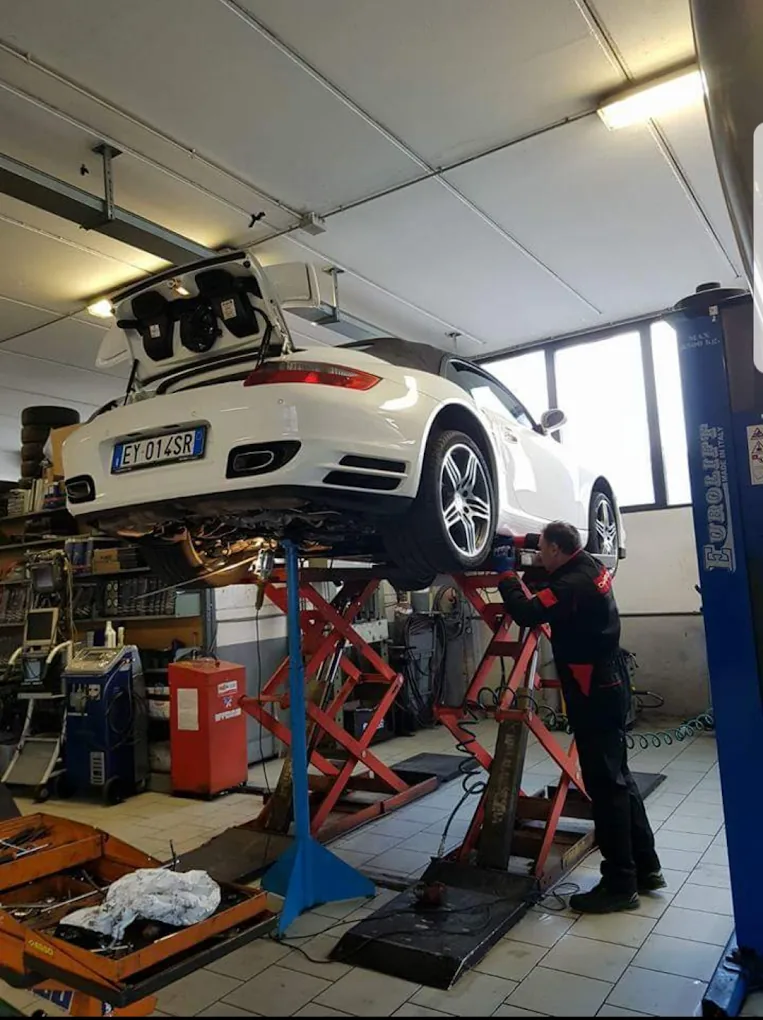 Porsche 911 Turbo Cabriolet sollevata sul ponte in officina durante un intervento